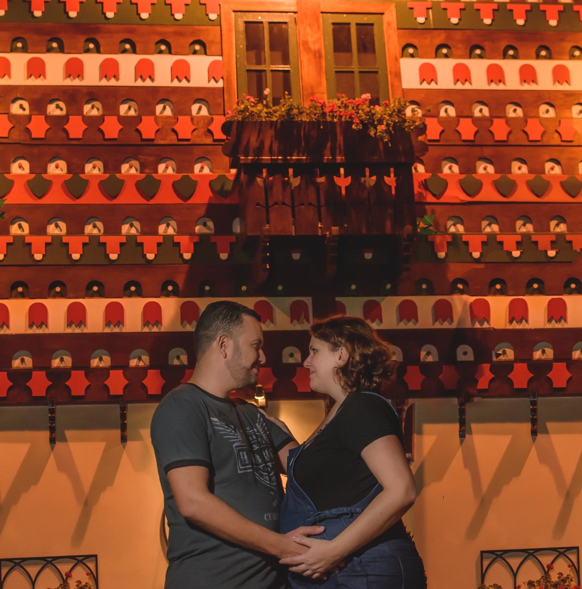 Fotografia do casal se olhando durante passei no centro de Campos do Jordão - ensaio gestante - Cia P&B - Fotografia