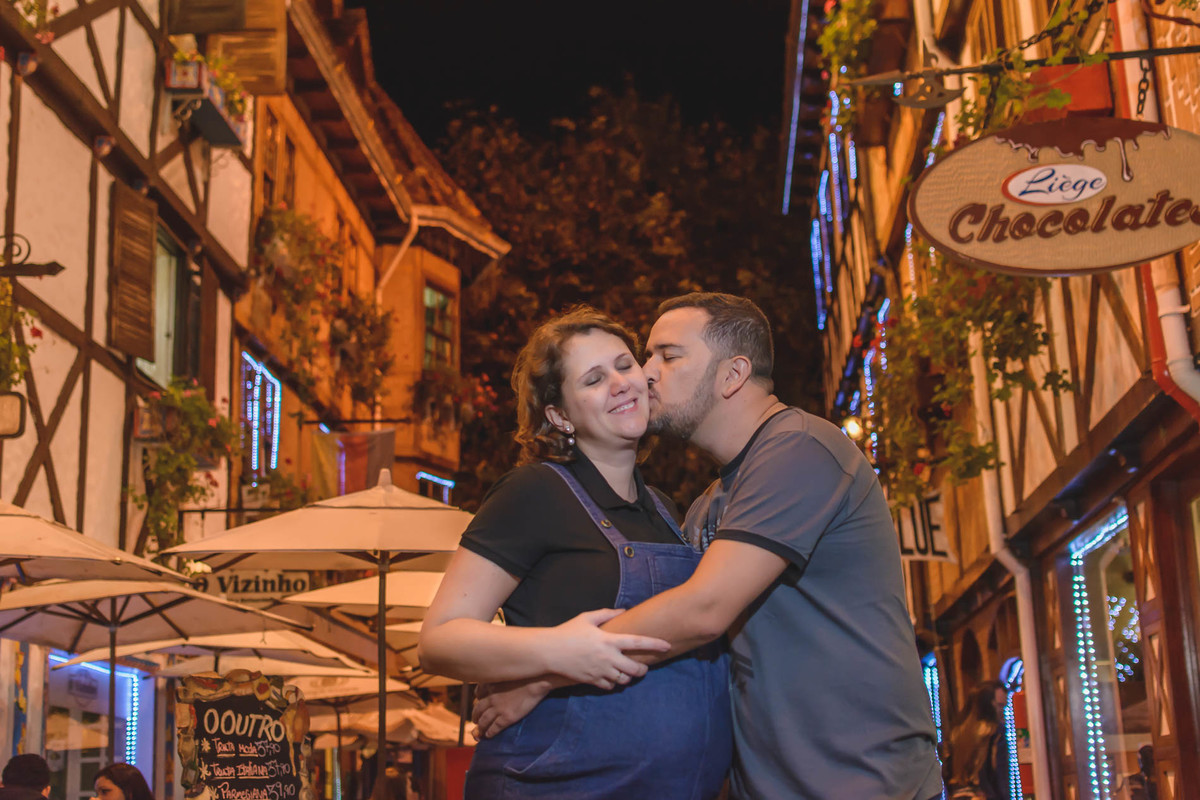 Fotografia do casal se abraçando no centro de Campos do Jordão - ensaio gestante - Cia P&B - Fotografia