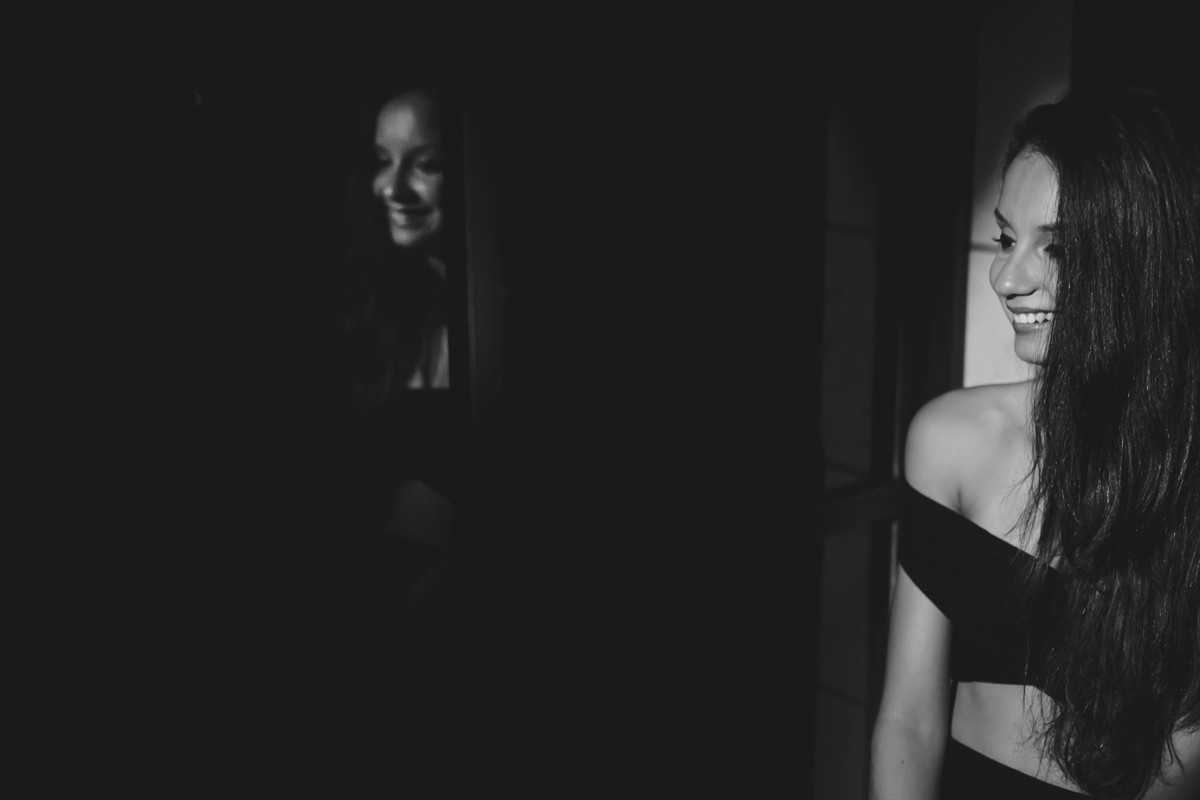 Fotografia de debutante com reflexo no vidro da janela em preto e branco - ensaio de 15 anos - Cia P&B - Fotografia - Praia Grande