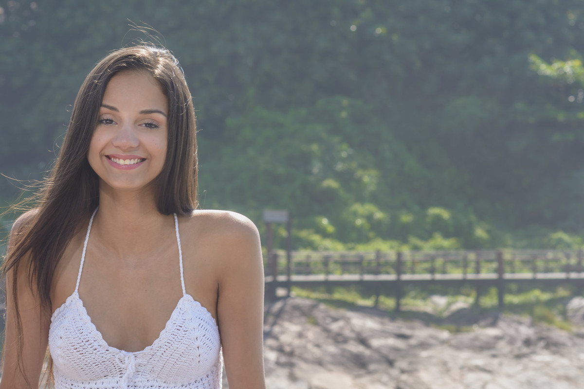 Fotografia de 15 anos cenário externo - Debutante sorrindo - ensaio de 15 anos em Itanhaém - Cia P&B - Fotografia