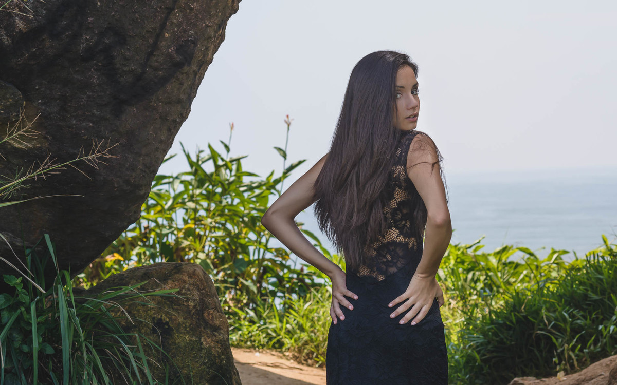 Fotografia da debutante olhando para trás no morro do Paranambuco em Itanhaém - ensaio de 15 anos - Cia P&B - Fotografia