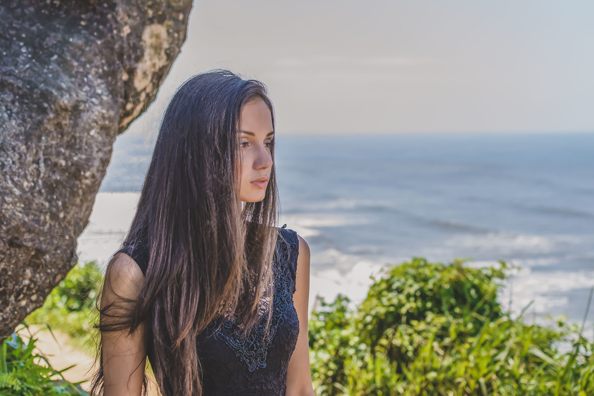 Fotografia da debutante olhando a paisagem no alto do Morro Paranambuco em Itanhaém - ensaio de 15 anos - Cia P&B - Fotografia