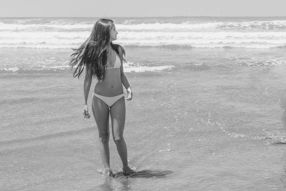 Fotografia da debutante na praia  dos Pescadores em Itanhaém - Cia P&B - Fotografia