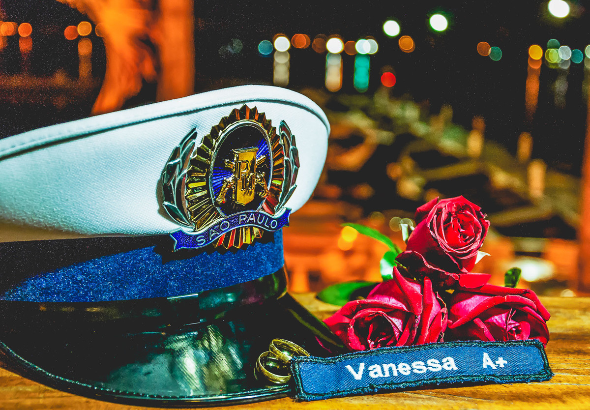 Fotografia do cap de bombeiro do noivo durante a festa de casamento no Iate Clube de Praia Grande - Cia P&B - Fotografia