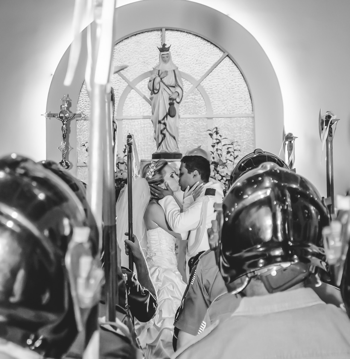 Fotografia do beijo dos noivos durante o casamento na capela Santa Matilde em Praia Grande - Cia P&B - Fotografia 