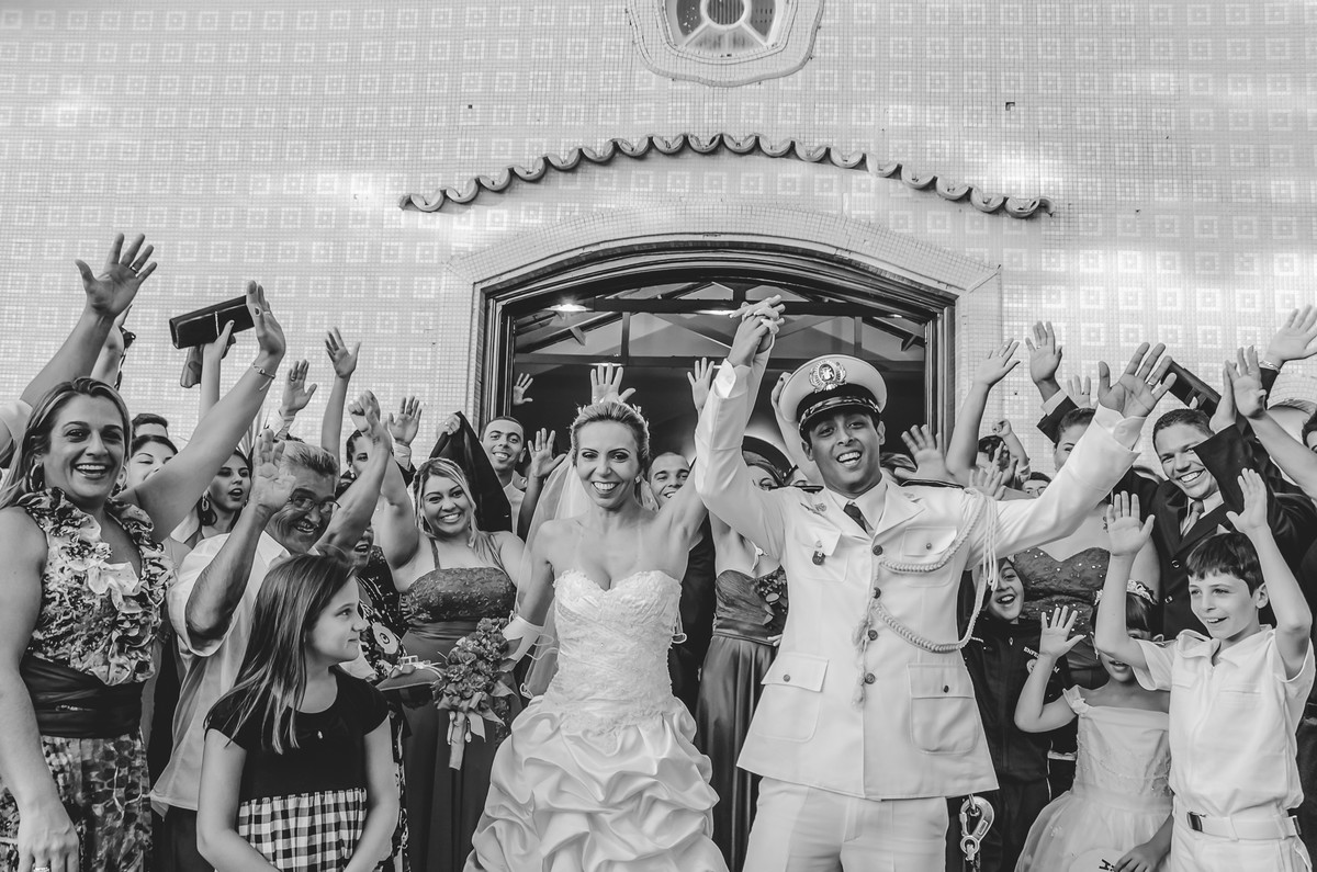 Fotografia da saída dos noivos durante o casamento na capela Santa Matilde em Praia Grande - Cia P&B - Fotografia