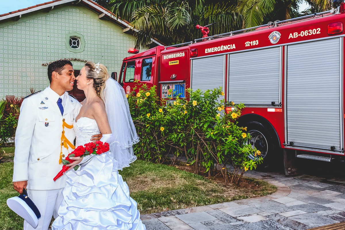 Fotografia dos noivos após a cerimônia de casamento na Capela Santa Matilde em Praia Grande - Cia P&B - Fotografia