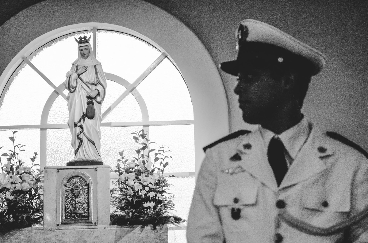 Fotografia de casamento noivo esperando no altar em preto e branco - Praia Grande - Capela Santa Matilde - Cia P&B - Fotografia