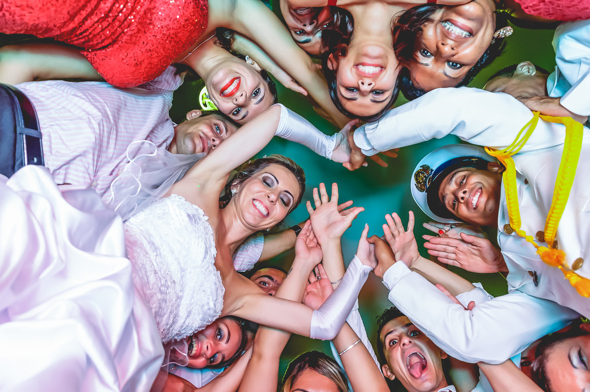 Fotografia da dança dos noivos e padrinhos durante a festa de casamento no Iate clube em Praia Grande - Cia P&B - Fotografia