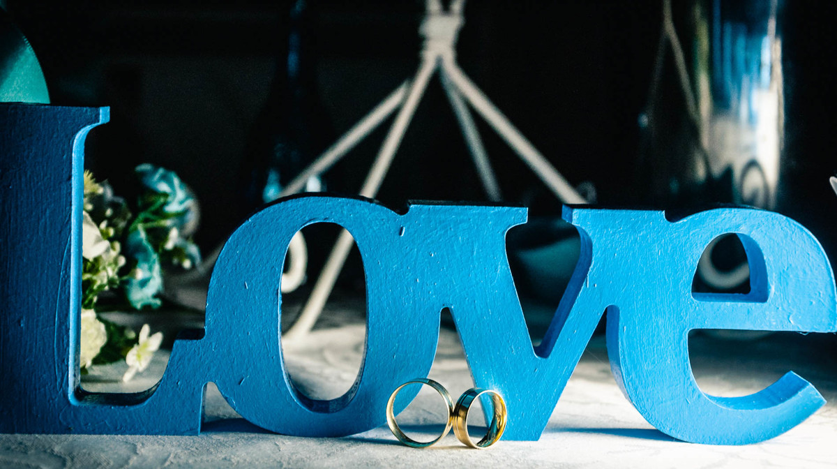 Fotografia das alianças durante a festa de casamento no buffet Laranja em Mongaguá - Cia P&B - Fotografia