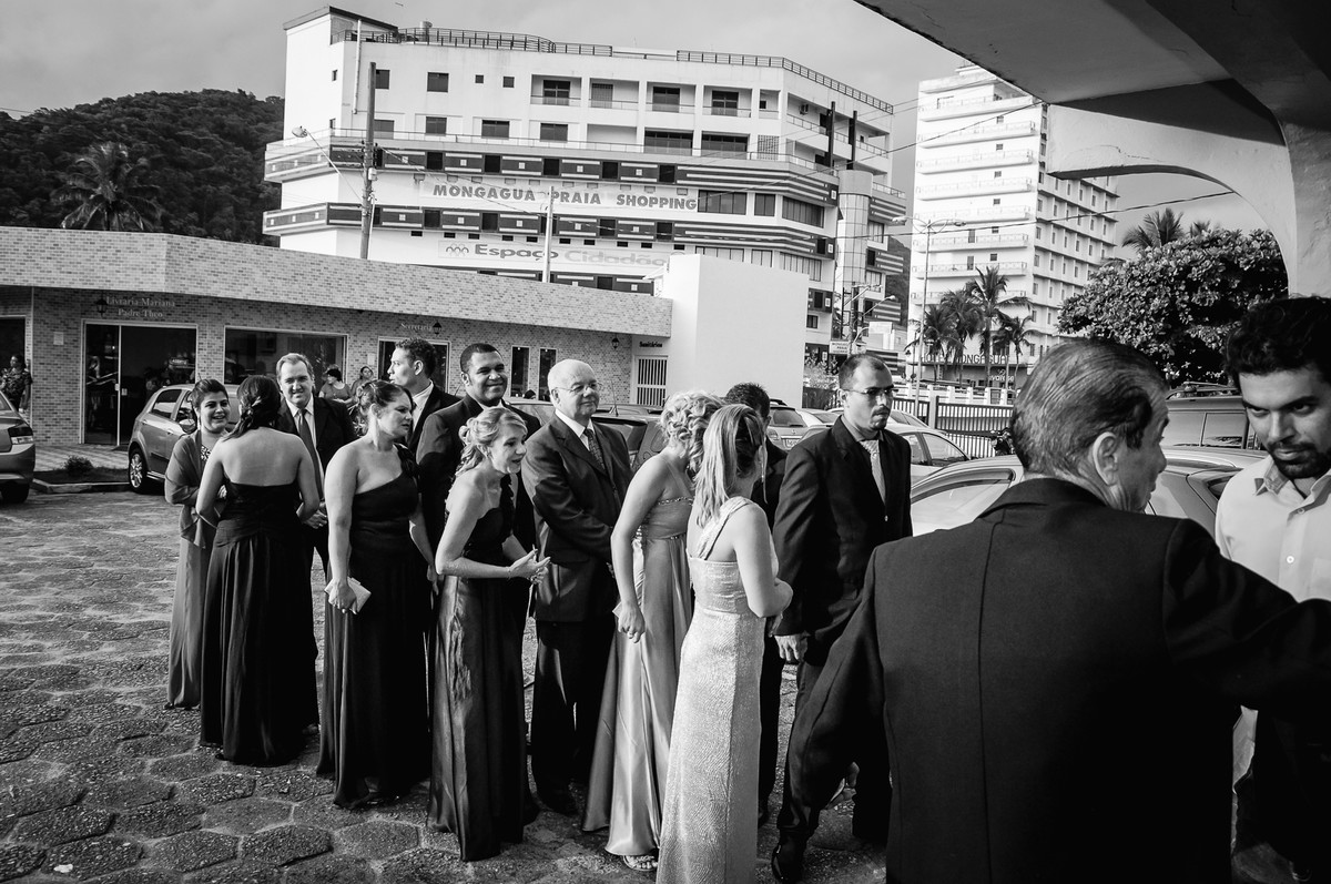 Fotografia dos padrinhos aguardando para entrar na igreja Paróquia Nossa Senhora Aparecida em Mongaguá - SP - Cia P&B - Fotografia