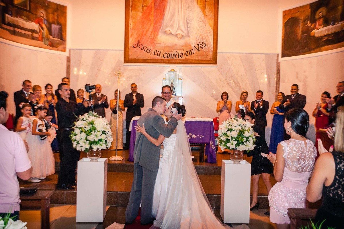 Fotografia do beijo dos noivos durante o casamento na igreja Paróquia Nossa Senhora Aparecida - Cia P&B - Fotografia