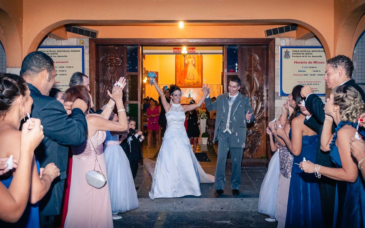 Saída dos noivos  com bolinhas de sabão, igreja Paróquia Nossa Senhora Aparecida durante o casamento  - Cia P&B - Fotografia