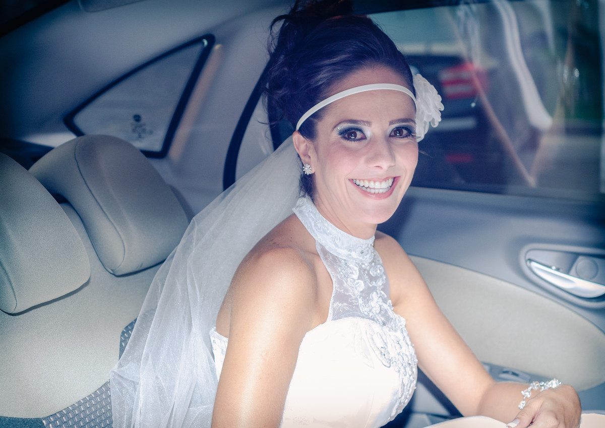 Fotografia da noiva no carro chegando antes do casamento na entrada da igreja Paróquia Nossa Senhora Aparecida em Mongaguá - SP - Cia P&B - Fotografia