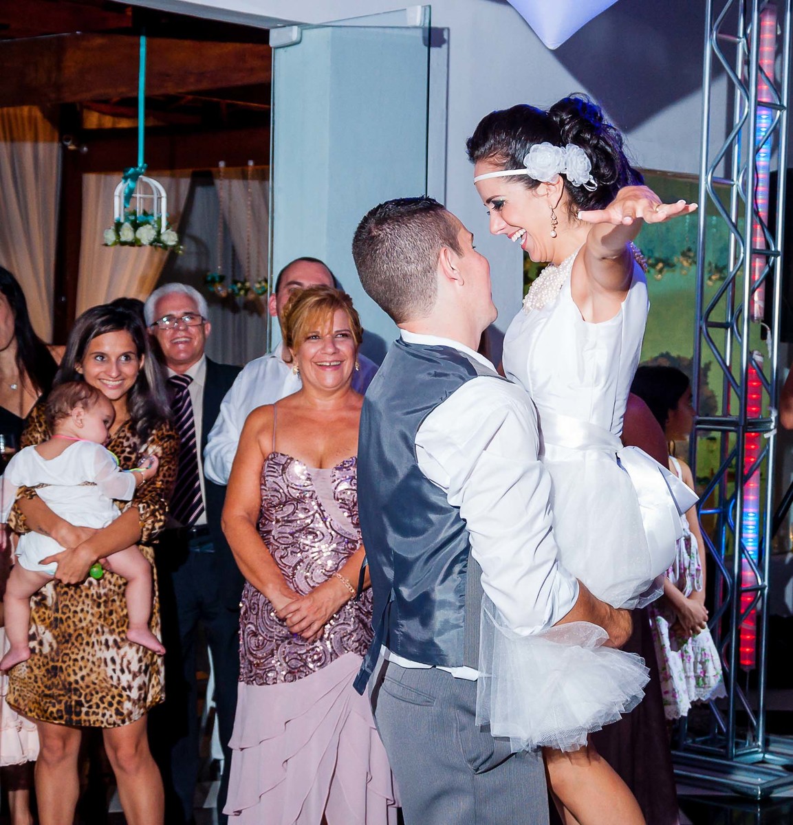 Fotografia da dança dos noivos durante a festa de casamento no Buffet Laranja em Mongaguá - Cia P&B - Fotografia