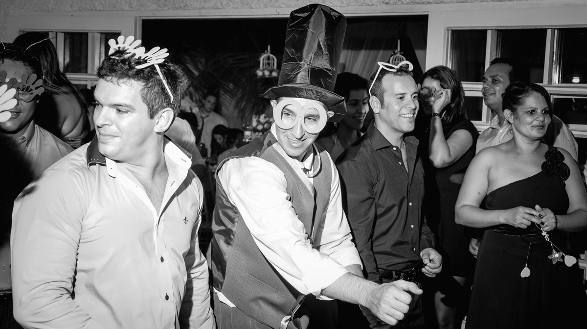 Fotografia do noivo dançando com os convidados durante a festa de casamento no buffet Laranja em Mongaguá - Cia P&B - Fotografia