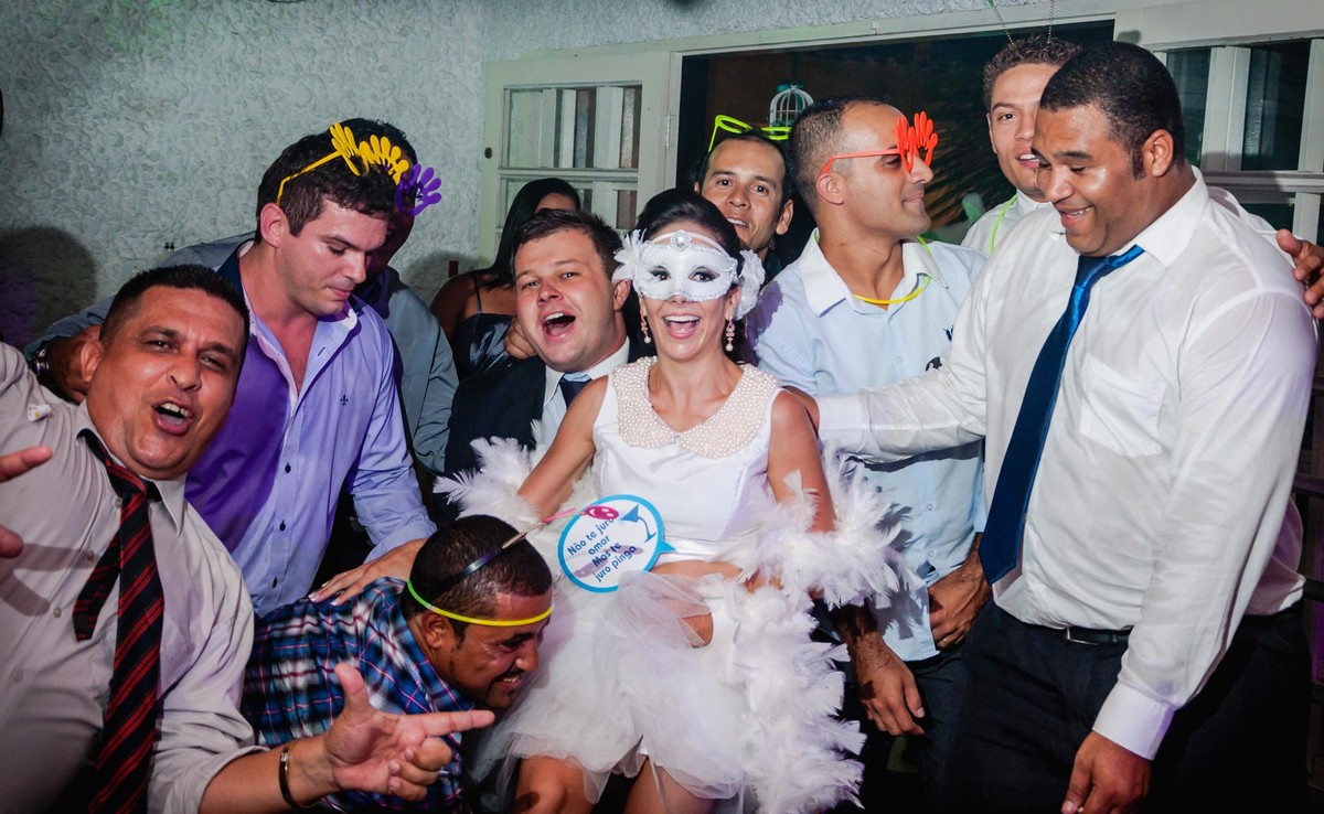Fotografia da noiva com os padrinhos durante a festa de casamento no buffet Laranja em Mongaguá - Cia P&B -Fotografia 