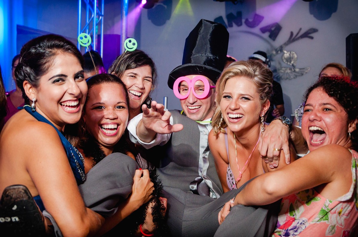 Fotografia do noivo com as madrinhas durante a festa de casamento no buffet Laranja em Mongaguá - Cia P&B - Fotografia