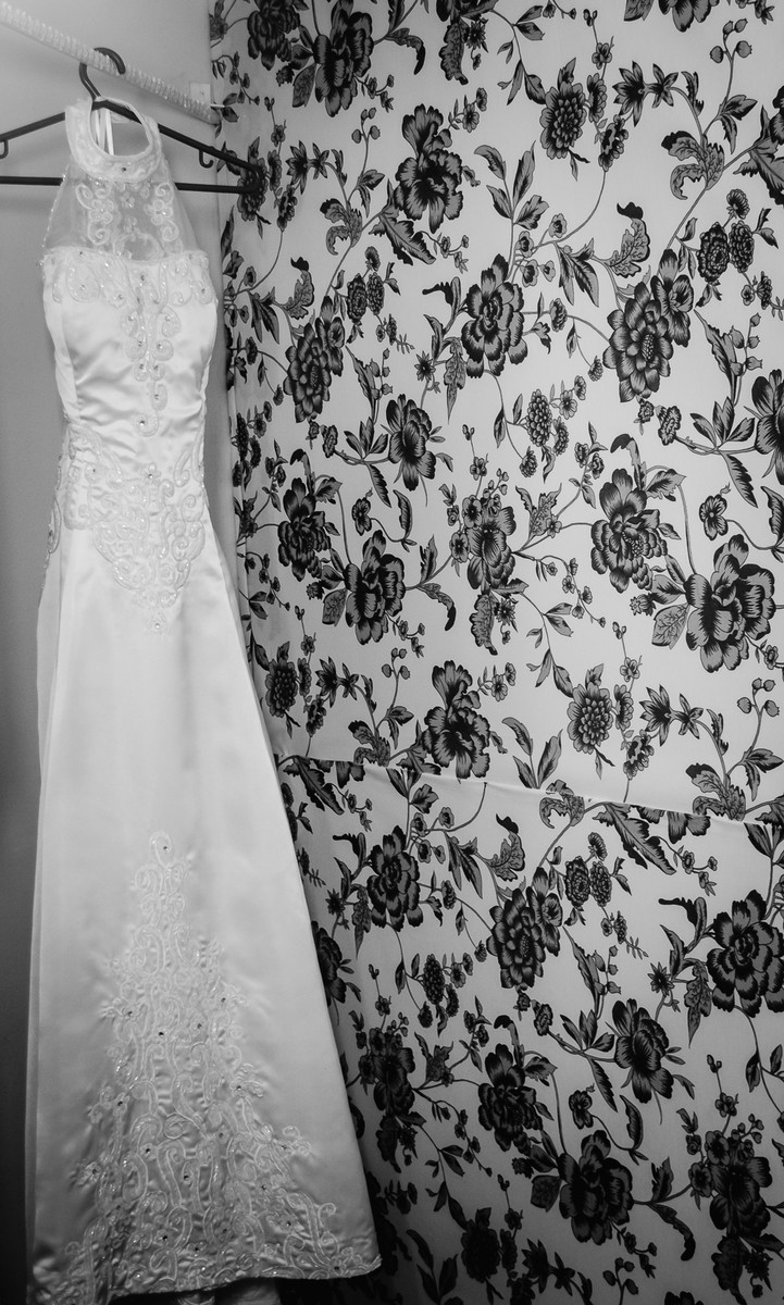 Fotografia do vestido da noiva durante o making of antes do casamento - Praia Grande - Cia P&B - Fotografia