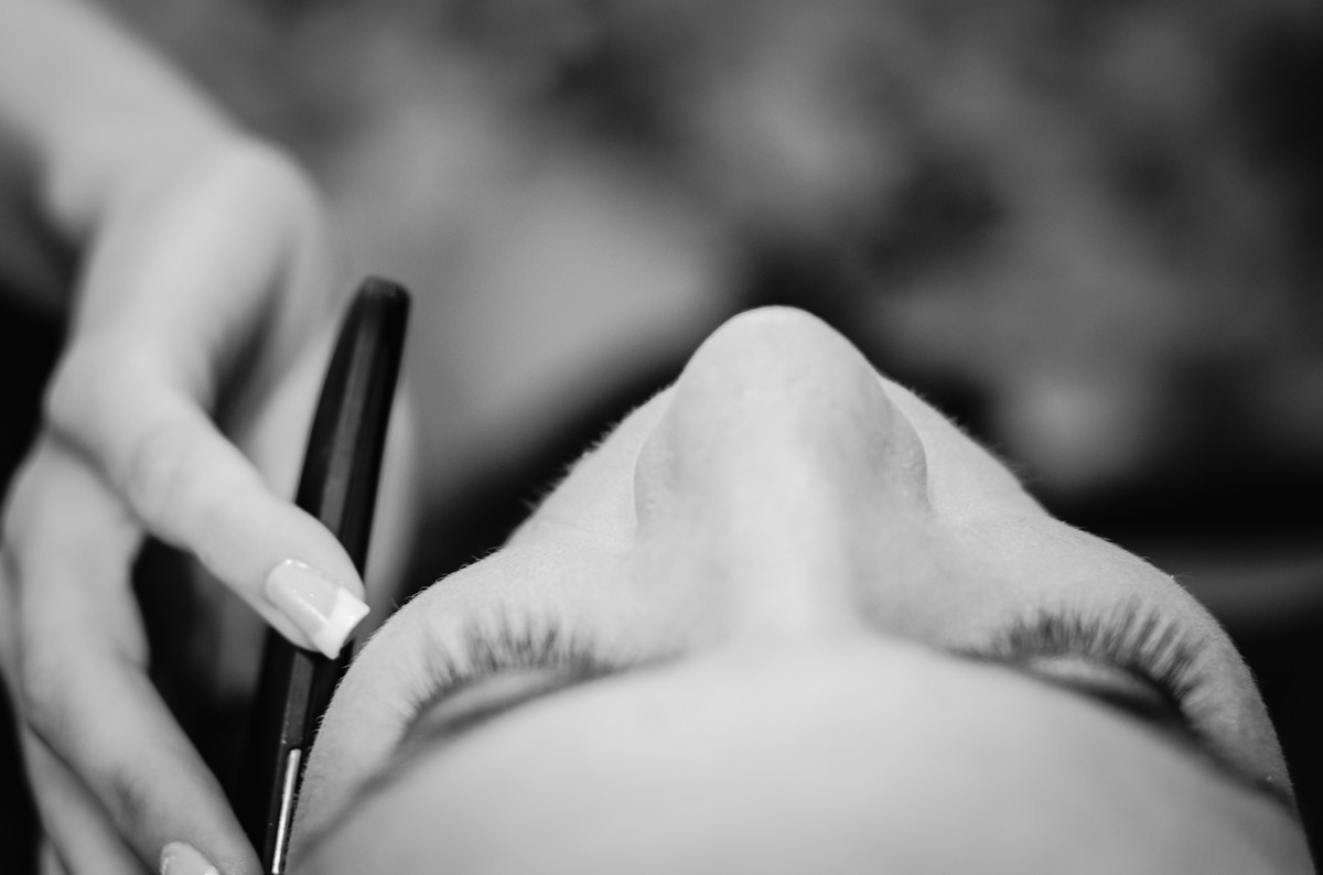 Fotografia da noiva no celular com detalhe dos cílios durante o making of - Praia Grande - Cia P&B Fotografia