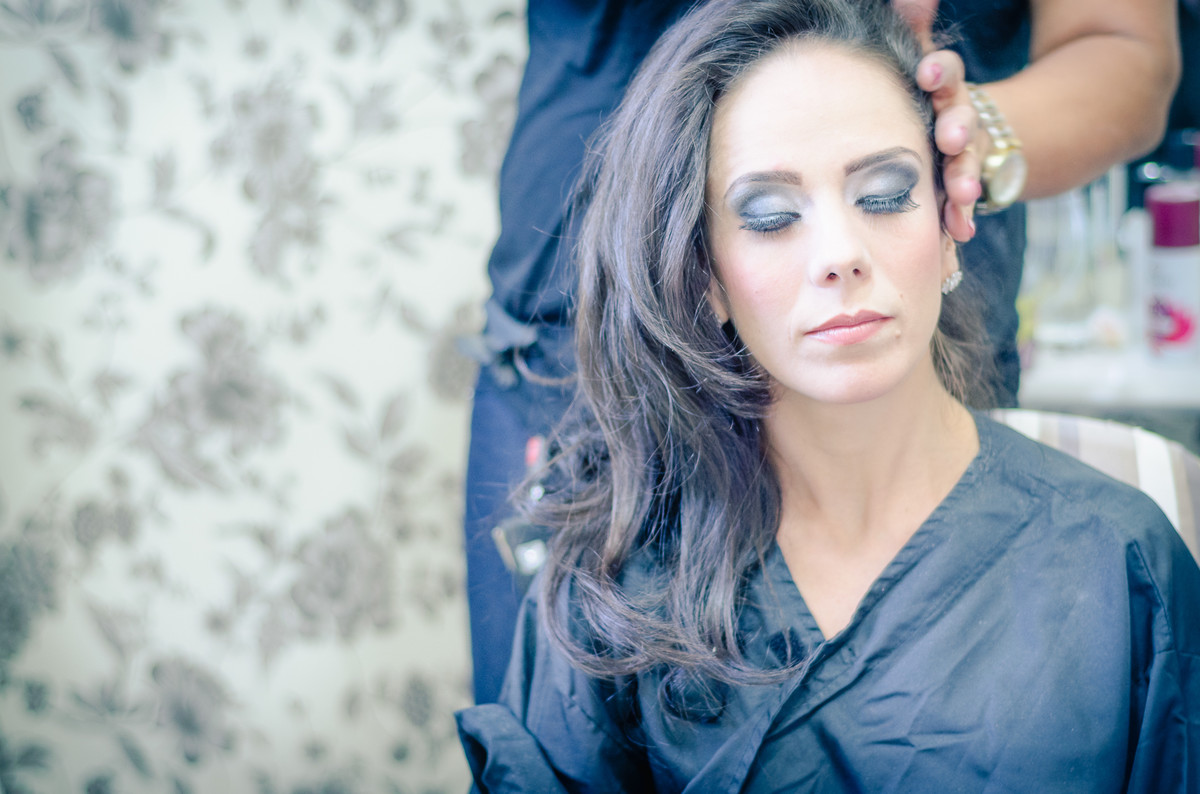 Fotografia da noiva arrumando o cabelo durante o making of antes do casamento - Praia Grande - Cia P&B - Fotografia