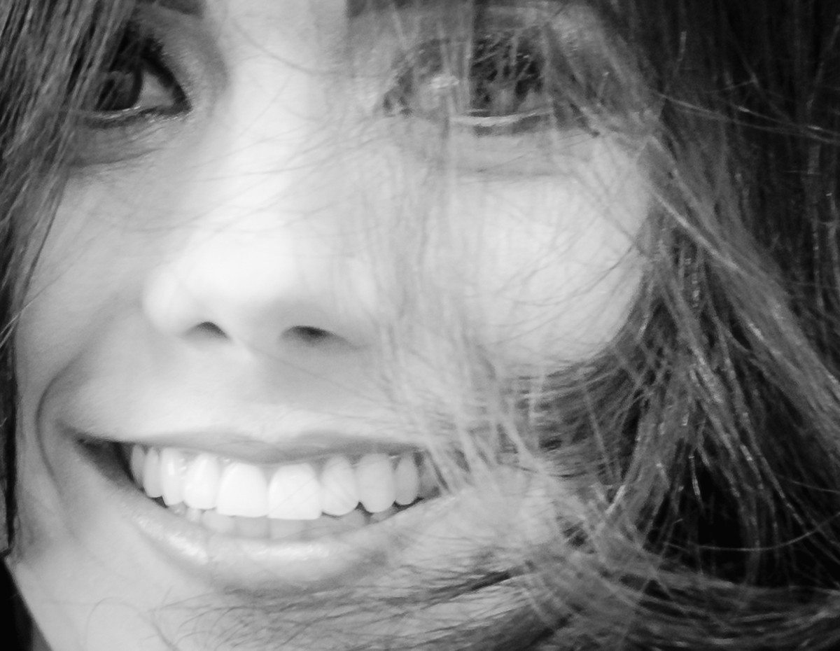 Fotografia close da noiva sorrindo durante o making of antes do casamento - Praia Grande - Cia P&B - Fotografia