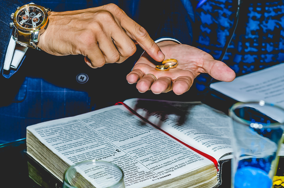 Fotografia da benção das alianças durante o casamento no buffet Espaço Free em Praia Grande - Cia P&B - Fotografia