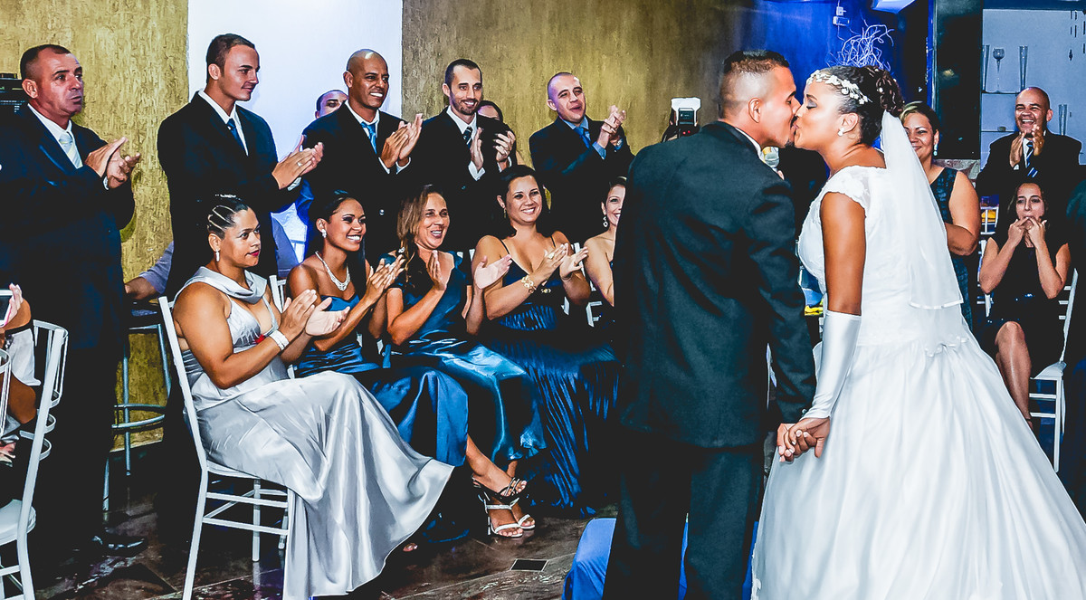 Fotografia do beijo dos noivos durante o casamento no buffet Espaço Free em Praia Grande - Cia P&B - Fotografia