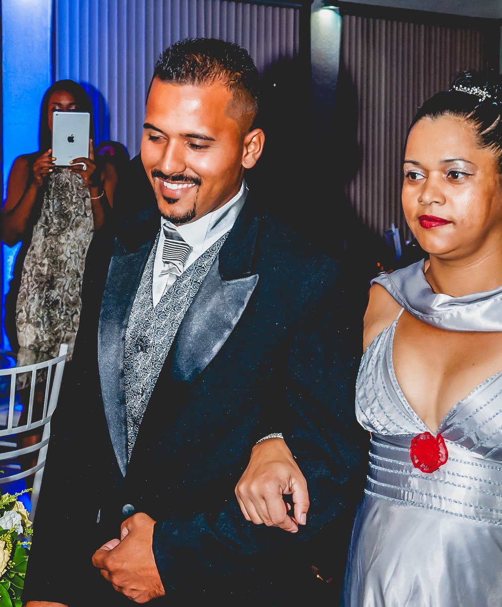 Fotografia da entrada do noivo com sua mãe durante o casamento no Buffet Espaço Free em Praia Grande - Cia P&B - Fotografia