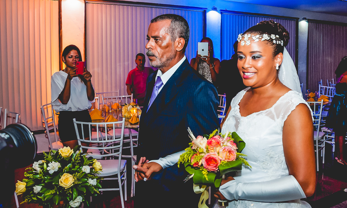 Fotografia da entrada da noiva com seu pai durante o casamento no buffet Espaço Free em Praia Grande - Cia P&B - Fotografia