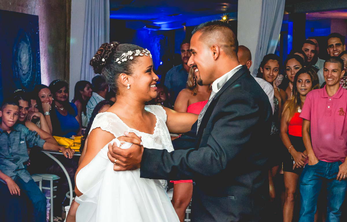 Fotografia da valsa dos noivos durante a festa de casamento no buffet Espaço Free em Praia Grande - Cia P&B - Fotografia