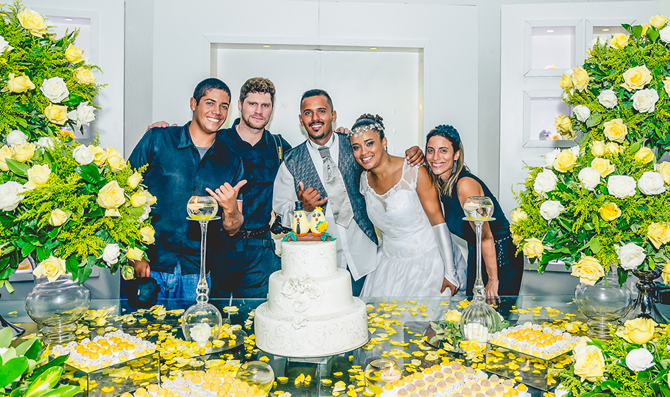 Fotografia da equipe com os noivos durante a festa de casamento no buffet Espaço Free em Praia Grande - Cia P&B - Fotografia 