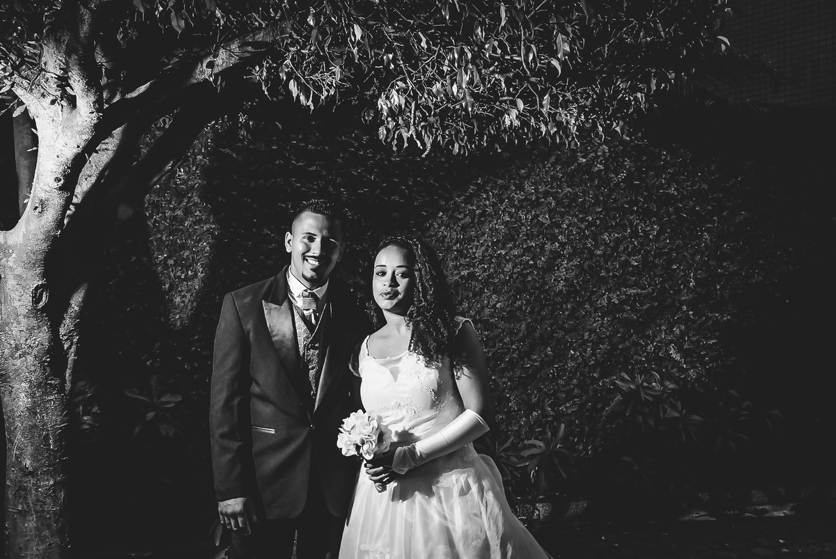 Fotografia dos noivos em preto e branco perto de uma árvore durante o ensaio pós cerimônia de casamento - Cia P&B - Fotografia