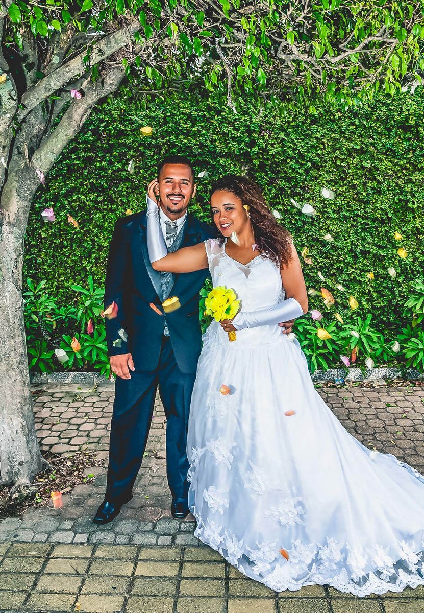 Fotografia dos noivos sorrindo perto de uma árvore com as folhas caindo durante o ensaio pós casamento - Cia P&B - Fotografia