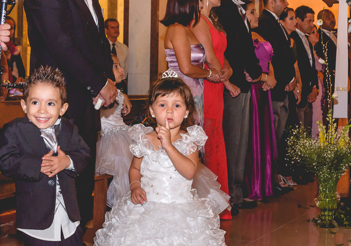 Fotografia do pajem e daminha divertida durante o casamento na igreja Paróquia Nossa Senhora Aparecida em Mongaguá - Cia P&B - Fotografia 