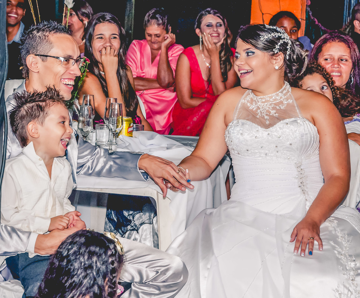 Fotografia do casal sorrindo durante a retrospectiva na festa de casamento na Assebam em Mongaguá - Cia P&B - Fotografia