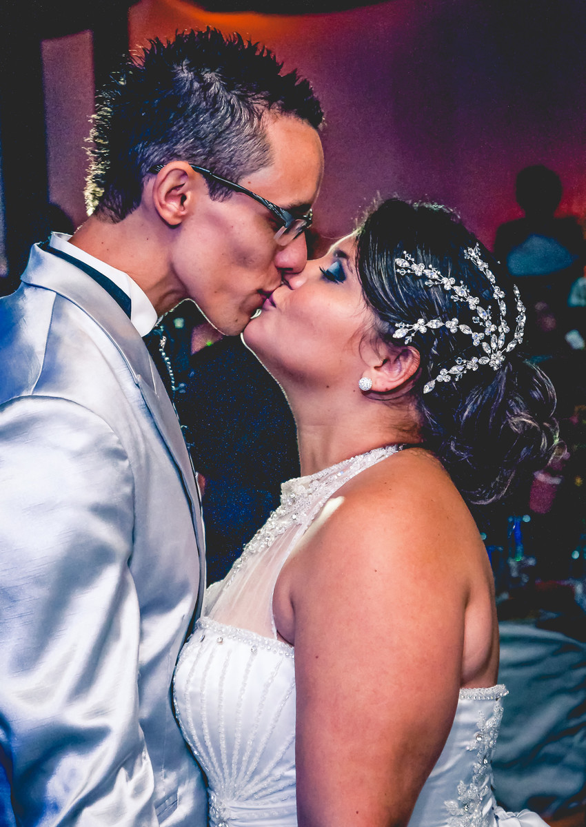 Fotografia de beijo do casal durante a dança na festa de casamento na Assebam em Mongaguá - Cia P&B - Fotografia