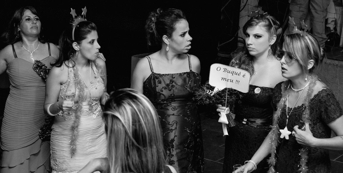 Fotografia das madrinhas esperando o buquê durante a festa de casamento na Assebam em Mongaguá - Cia P&B - Fotografia 