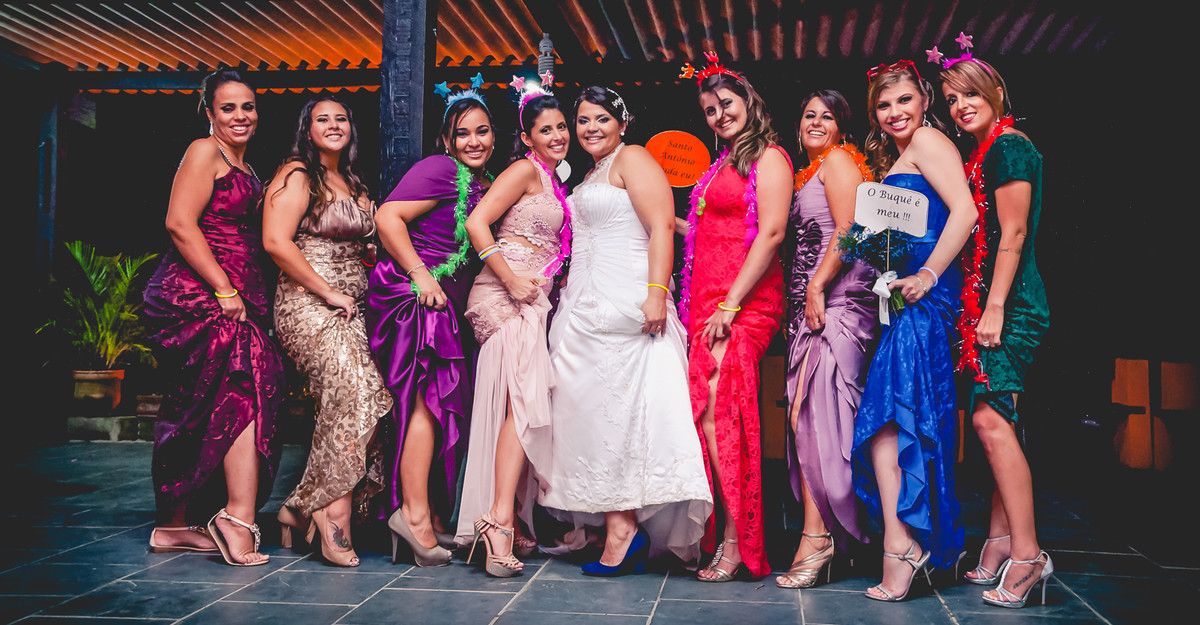 Fotografia das madrinhas com a noiva durante a festa de casamento na Assebam em Mongaguá - Cia P&B - Fotografia 