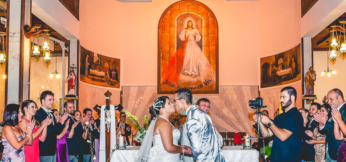 Fotografia do beijo dos noivos durante o casamento na igreja Paróquia Nossa Senhora Aparecida em Mongaguá - Cia P&B - Fotografia
