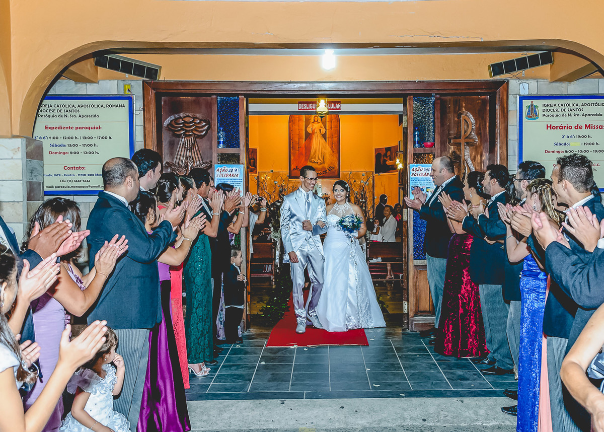 Fotografia da saída dos noivos depois da cerimônia de casamento na igreja Paróquia Nossa Senhora Aparecida em Mongaguá - Cia P&B - Fotografia  