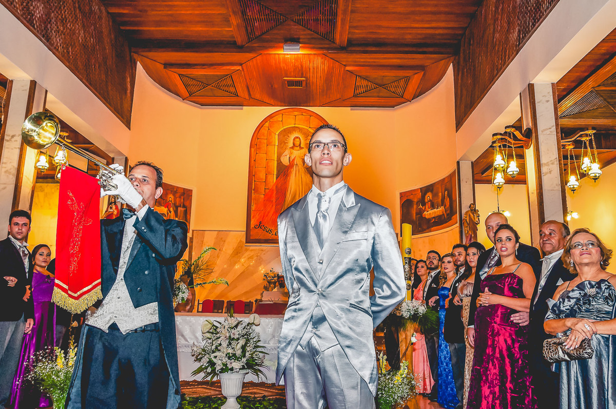 Fotografia do noivo esperando a noiva no altar durante o casamento na Igreja Paróquia Nossa Senhora Aparecida em Mongaguá - Cia P&B - Fotografia