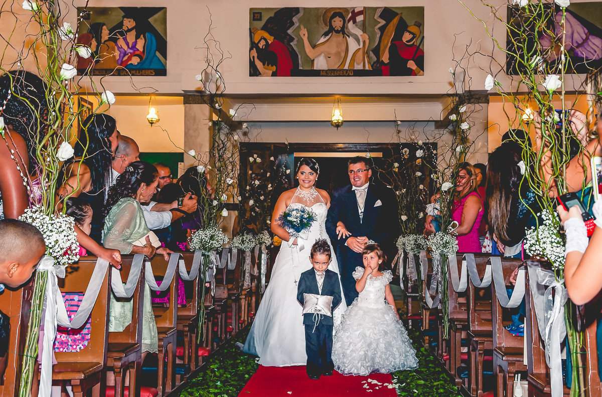 Entrada da noiva com seu pai, o pajem e a daminha durante o casamento na Igreja Paróquia Nossa Senhora Aparecida em Mongaguá - Cia P&B - Fotografia
