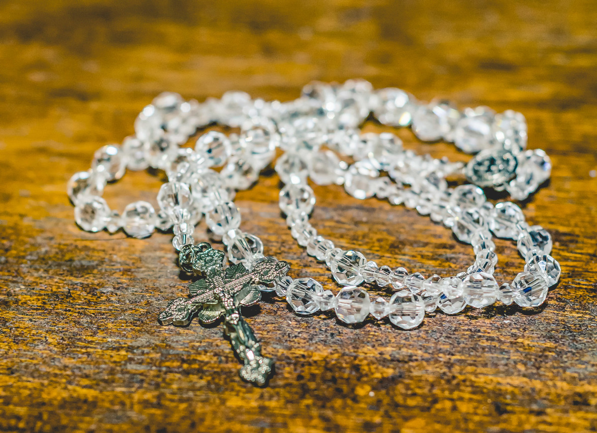 Fotografia do terço da noiva durante o making of antes do casamento no Salão Driely Designers em Mongaguá - Cia P&B Fotografia 