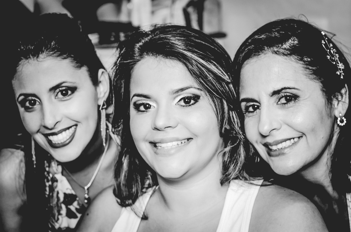 Fotografia da noiva com a irmã e a mãe durante o making of antes do casamento no salão Driely Designers em Mongaguá - Cia P&B - Fotografia