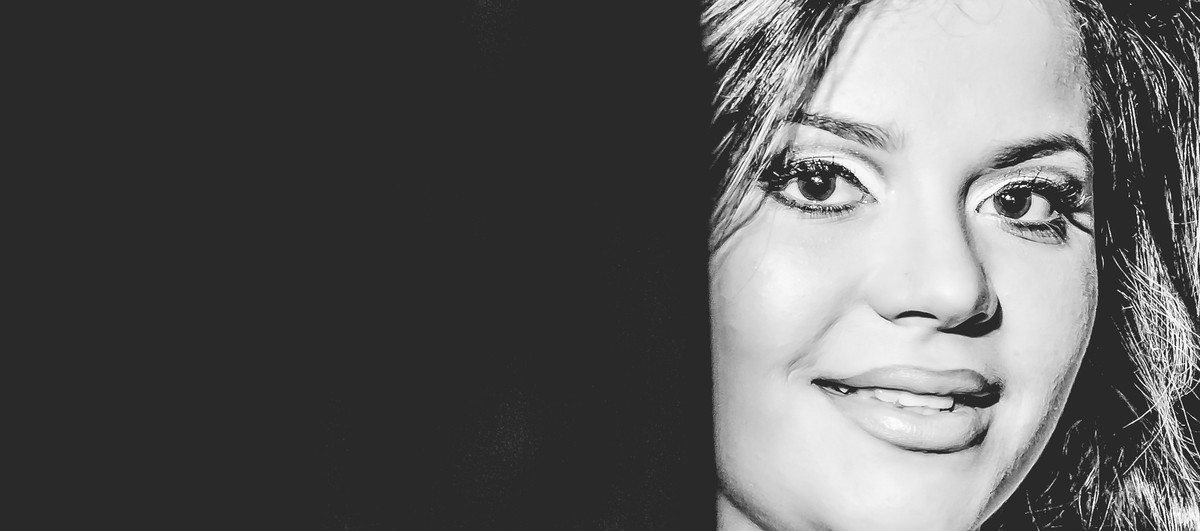 Fotografia do rosto da noiva em preto e branco durante o making of antes do casamento no salão Driely Designers em Mongaguá - Cia P&B - Fotografia