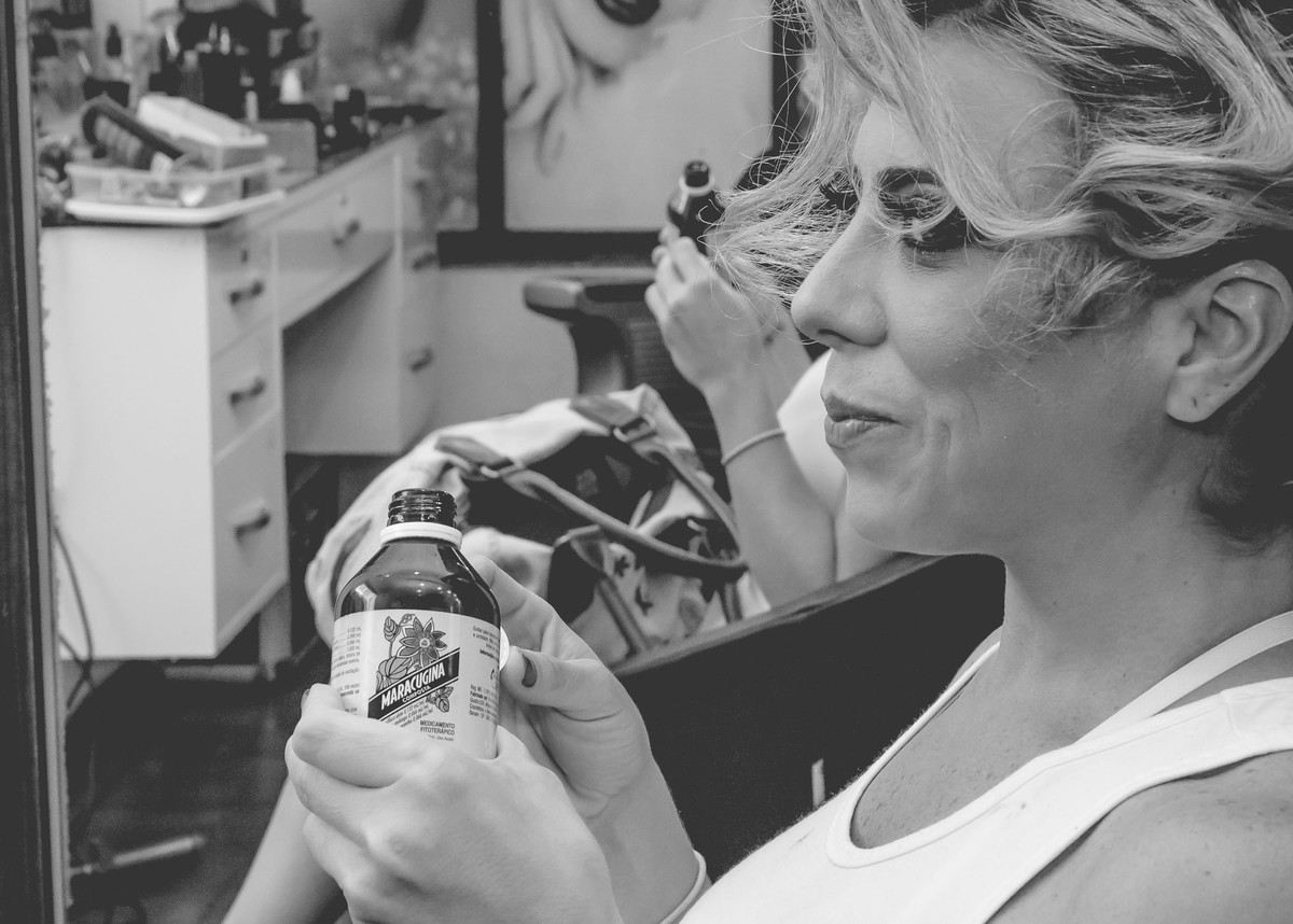 Noiva tomando maracujina no making of - Itanhaém - Estúdio A - Cia P&B Fotografia