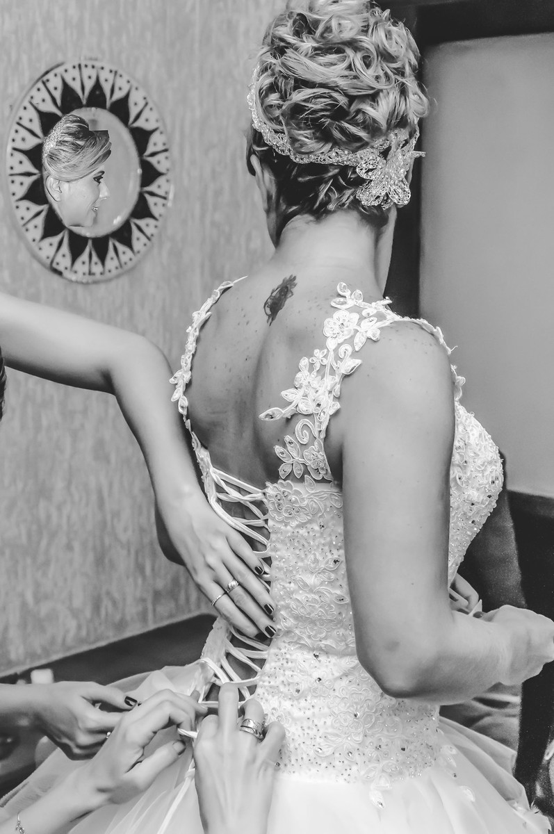 Noiva colocando o vestido de noiva - Making of - Estúdio A - Itanhaém - Cia P&B Fotografia