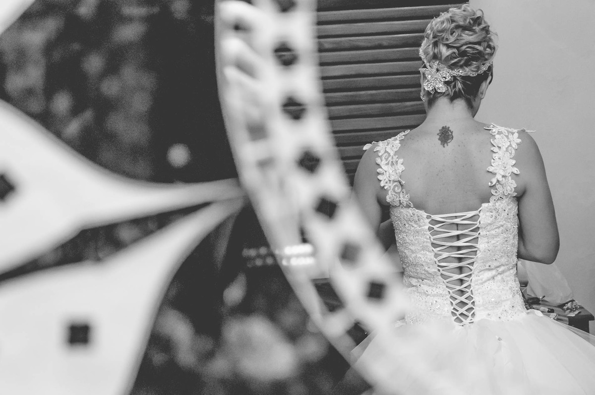 Detalhe da tatuagem da noiva no espelho - Estúdio A - Itanhaém - Cia P&B Fotografia 