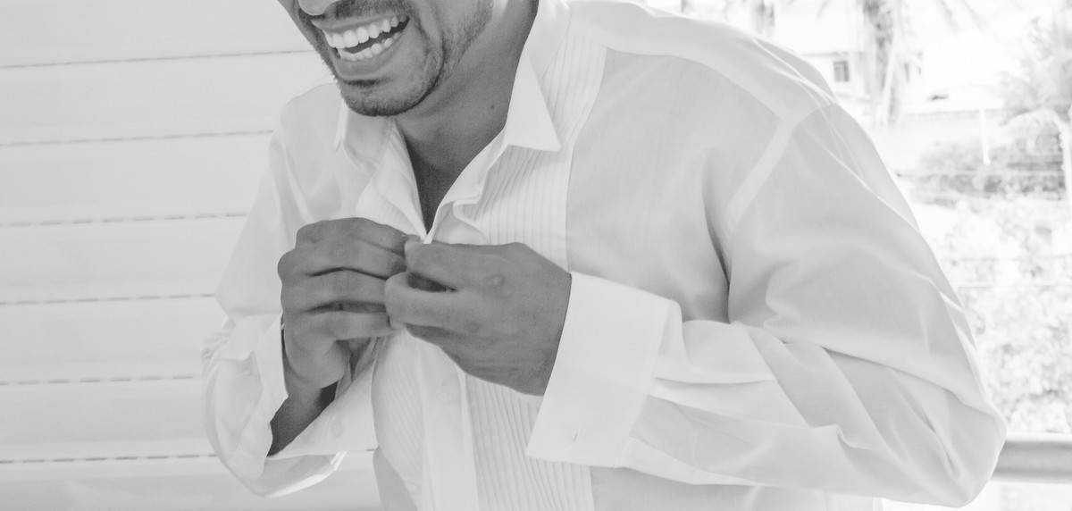 Noivo vestido a camisa - Making of do noivo - Itanhaém - Cia P&B Fotografia